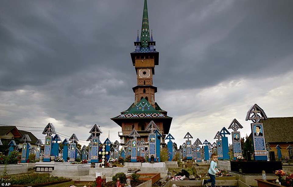 «J'ai vu ce qui touche (les touristes). Ce cimetière ... n'est pas qu'un cimetière. Les gens ont réalisé que c'est en effet un endroit où l'on peut rire de la mort elle-même '', a déclaré le sculpteur Dumitru Pop Tincu, 62 ans, qui a fabriqué de nombreuses croix.