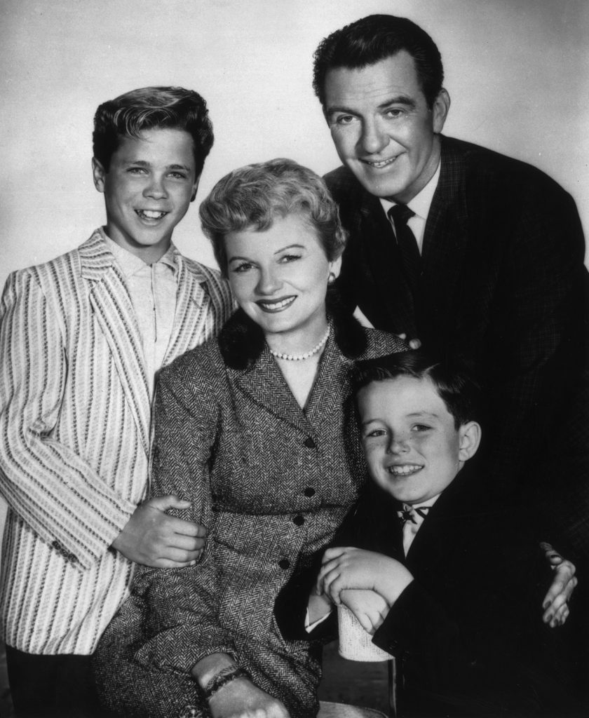 Tony Dow, Hugh Beaumont, Jerry Mathers et Barbara Billingsley posent ensemble dans un portrait promotionnel pour 'Leave It to Beaver'