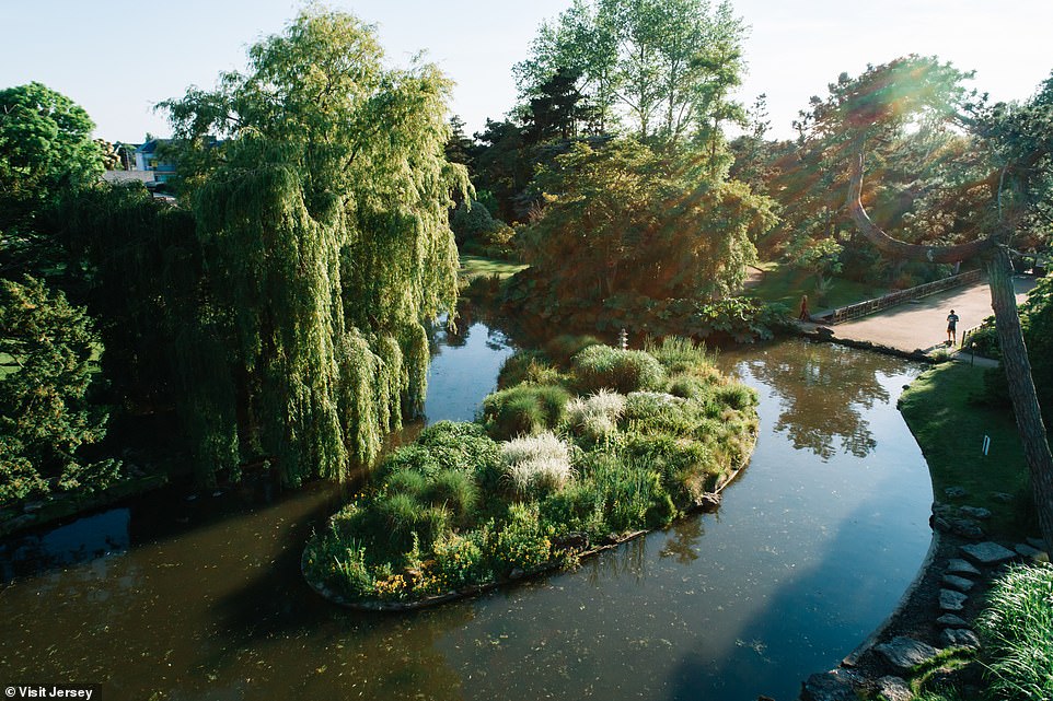 Les jardins botaniques du manoir de Samares, où des jardins fleuris entourent un ancien pigeonnier en forme de tourelle