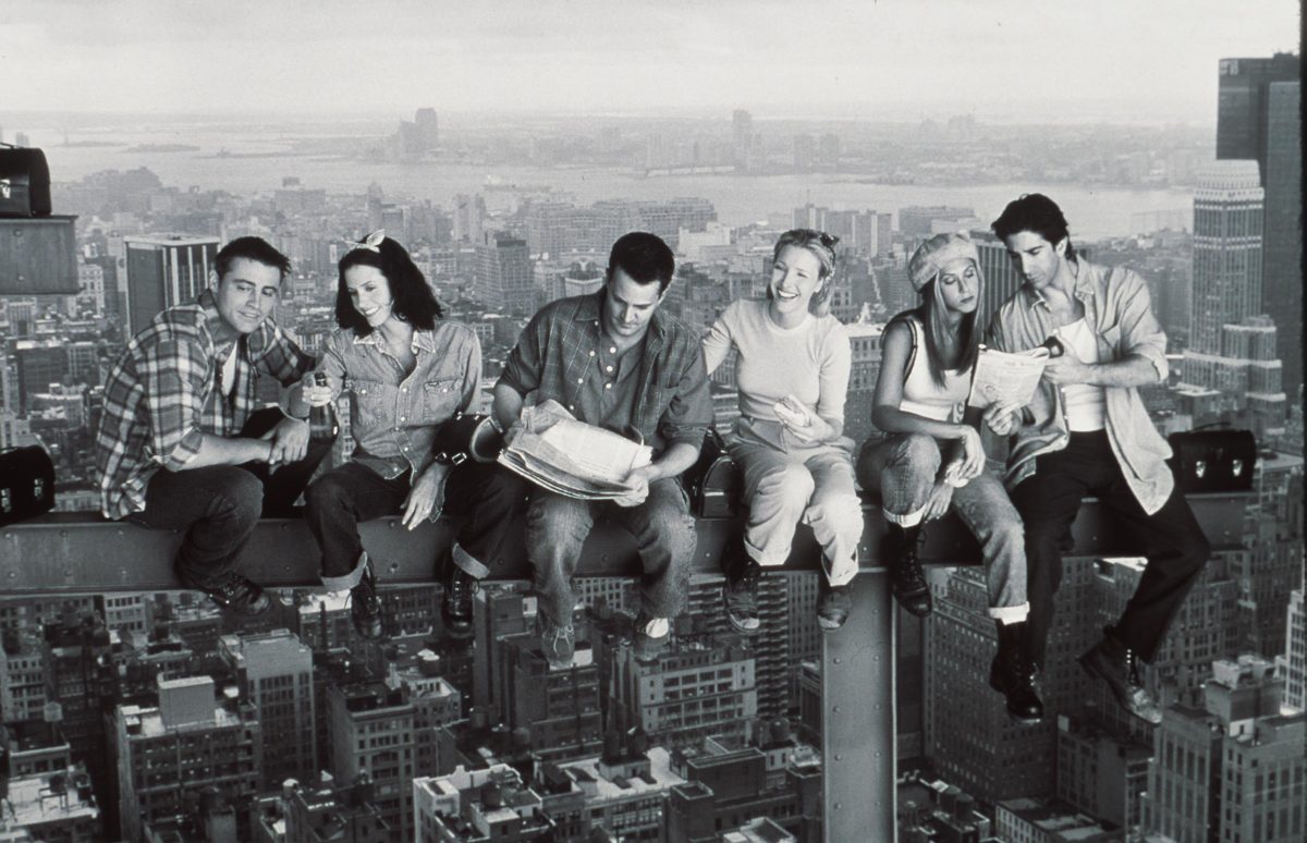 Matthew Perry, Jennifer Aniston, Courteney Cox, Matt Le Blanc, Lisa Kudrow et David Schwimmer sur des photos promotionnelles pour `` Friends ''