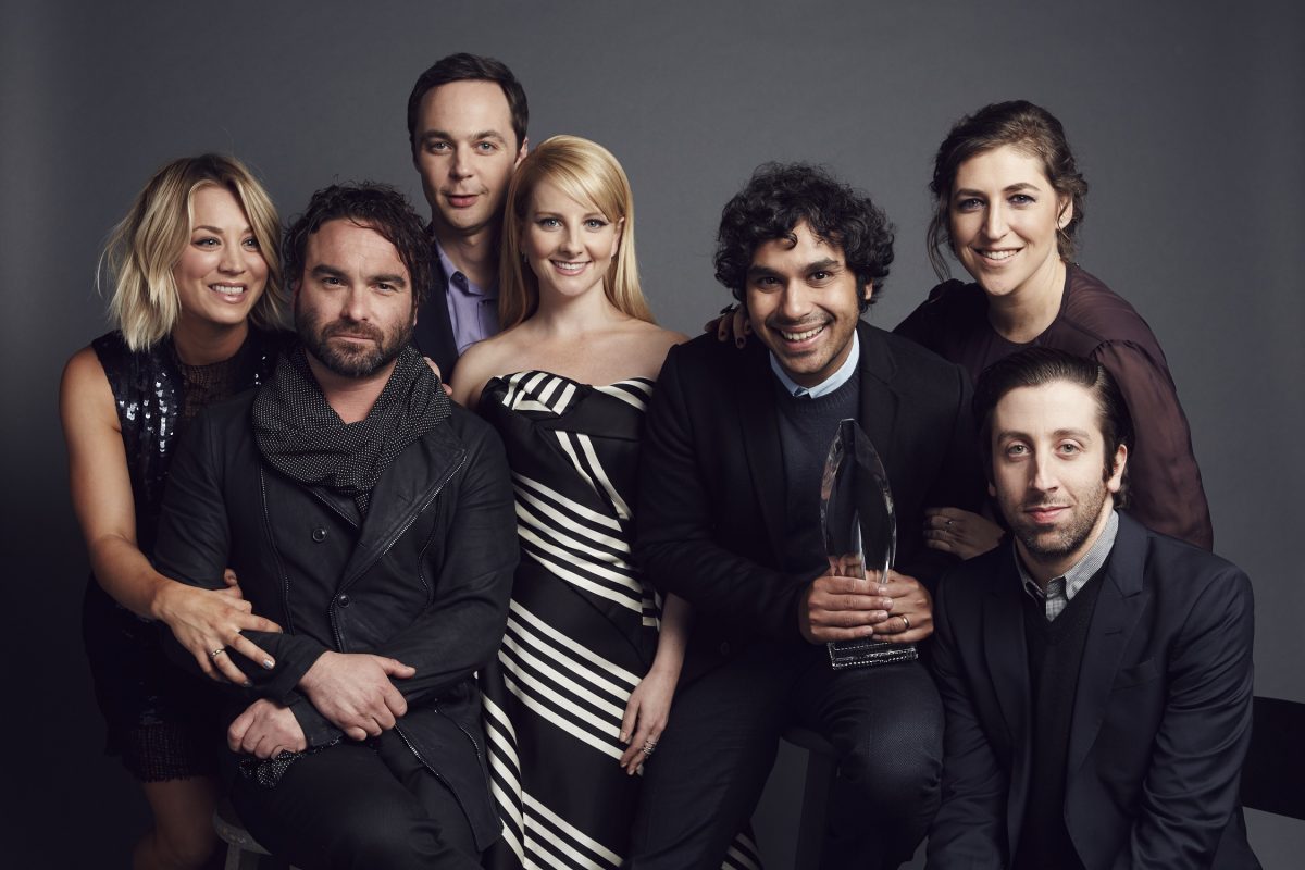 Kaley Cuoco, Johnny Galecki, Jim Parsons, Melissa Rauch, Kunal Nayyapose, Mayim Bialik et Simon Helberg posent pour un portrait aux People's Choice Awards 2016 au Microsoft Theatre