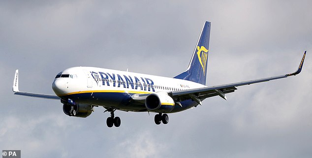 Ryanair a déclaré que les vols continueraient pendant le verrouillage et qu'il n'offrirait pas de remboursement. Au lieu de cela, les passagers peuvent changer de vol pour des dates alternatives