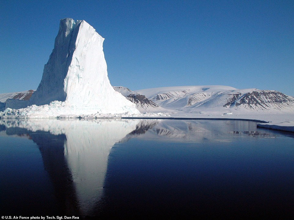 Le MSgt B a adoré le paysage d'un autre monde autour du camp militaire. Ci-dessus, un iceberg au bord de la baie de Baffin pris par un membre de l'US Air Force
