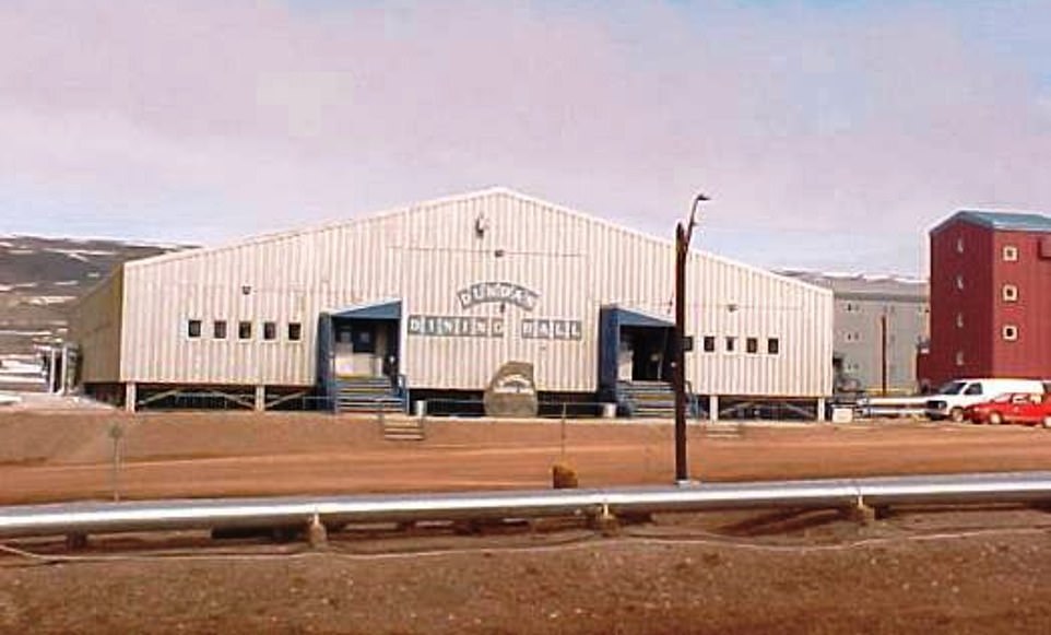 La base aérienne de Thule a été fondée en 1953 par les États-Unis lorsque la course aux armements nucléaires a débuté au milieu de la guerre froide. Ci-dessus, une image de la salle à manger de la base