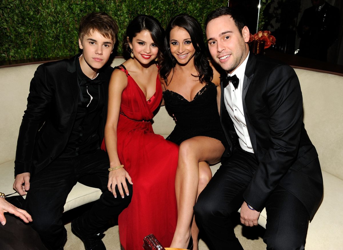 Justin Bieber, Selena Gomez, invité, et Scooter Braun assister à la Vanity Fair Oscar Party 2011 le 27 février 2011, à West Hollywood, Californie.