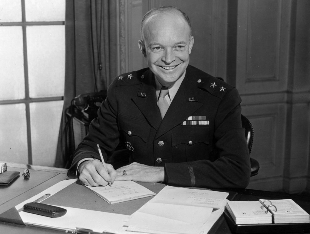 Dwight D Eisenhower dans son bureau en 1942