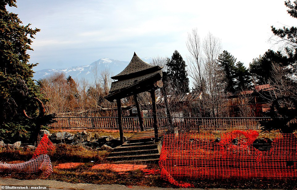 La carcasse étrange de cette folie excentrique s'écroule à flanc de colline. Au-dessus, une pagode chinoise s'abaisse lentement
