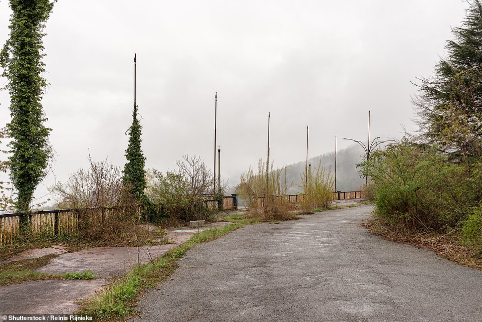 Le site abritait autrefois la paisible ville rurale de Consonno. Bagno l'a acheté pour 22,5 millions de lires (environ 10000 £), a forcé la soixantaine d'habitants à déménager et a rasé tous les bâtiments à l'exception de l'église et de son cimetière et du presbytère.