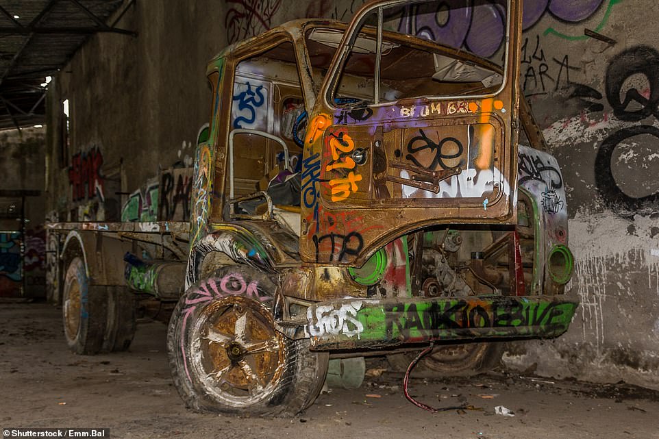Un véhicule rouillé laissé pourrir dans la Cité des jouets. La station balnéaire a connu un boom à la fin des années 1960 et au début des années 1970