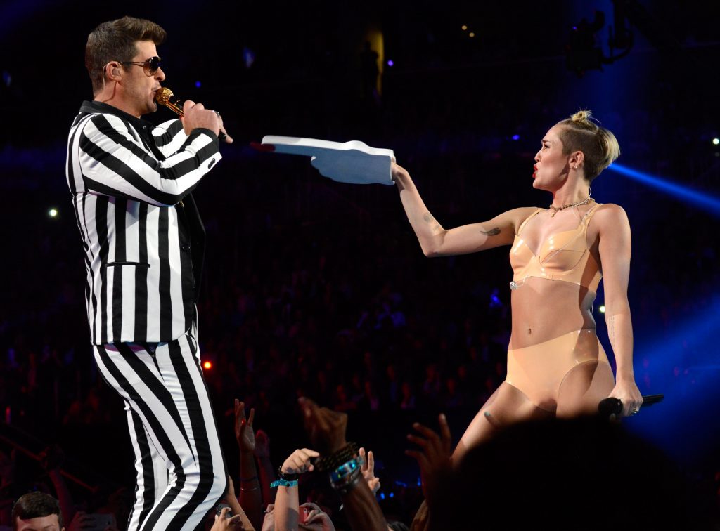 Miley Cyrus pointant un doigt en mousse vers Robin Thicke