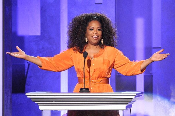 PASADENA, CA - le 22 février: Oprah Winfrey prend la parole sur scène lors de la 45e NAACP Image Awards présenté par TV One au Pasadena Civic Auditorium le 22 février 2014 à Pasadena, Californie.  (Photo par Kevin Winter / Getty Images pour NAACP Image Awards)
