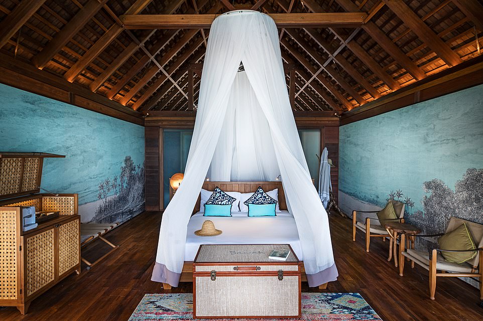 La maison de Harriet et Christina pendant trois nuits était cette suite en bord de mer fabriquée à partir de gros bambou et de teck recyclé, et équipée de lustres en forme de méduse et d'une baignoire en cuivre rustique autoportante