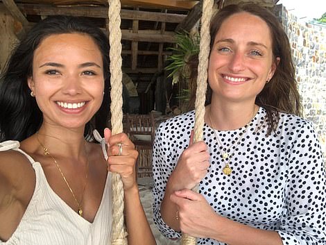 Harriet (à droite) avec son amie Christina. Le duo a commencé son aventure avec une nuit au Six Senses Maxwell dans la ville du Lion, à Singapour, où ils ont passé la soirée à `` siroter des Singapore Slings sur les marchés alimentaires animés ''.