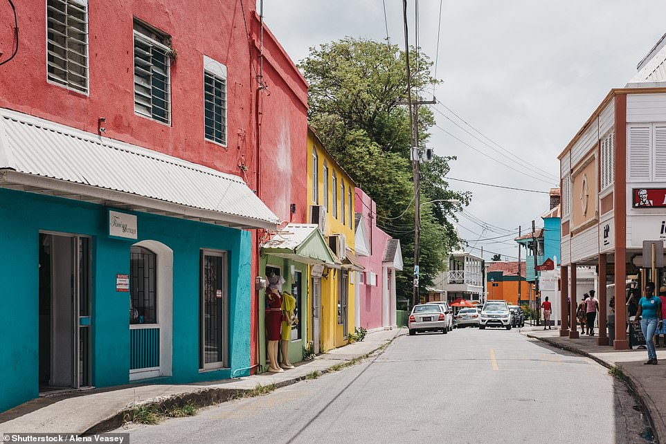 Speightstown, sur la photo, a un nouveau restaurant appelé Hugo's ainsi qu'un ou deux magasins de chi-chi faisant des affaires à proximité