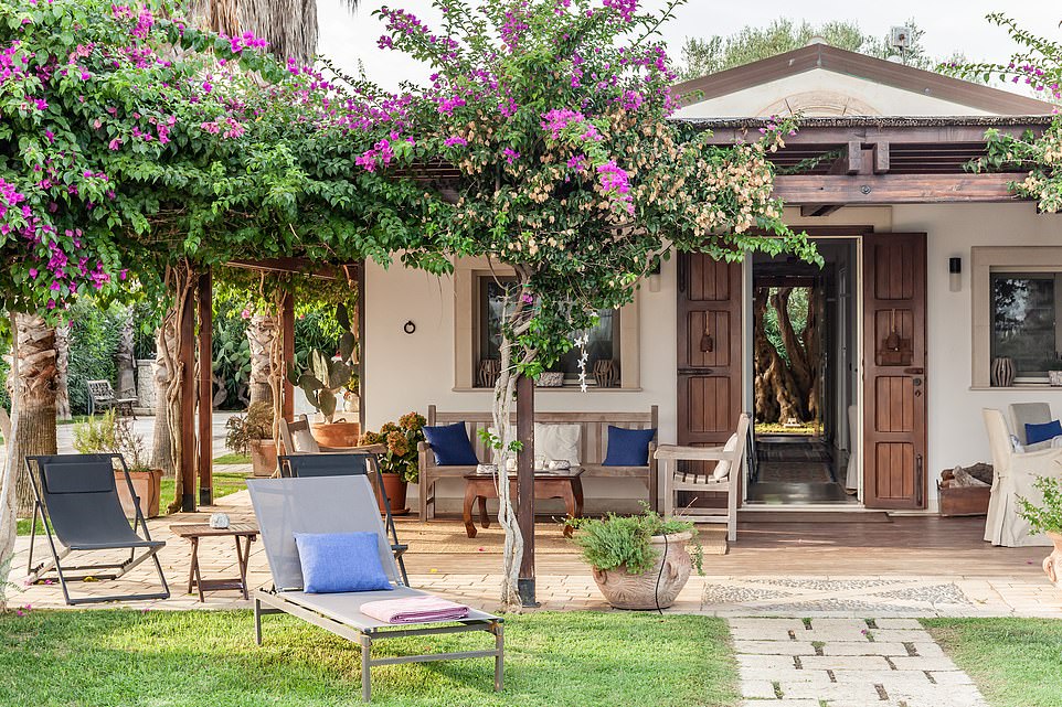 Casa delle Sirene est située dans un village si petit qu'il n'a pas de nom sur la carte. Sur la photo, le jardin tropical luxuriant