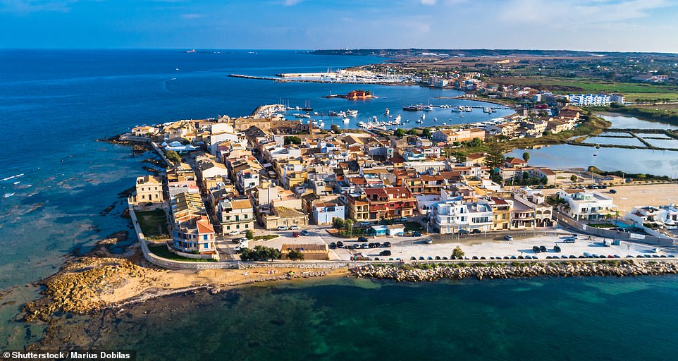 Marzamemi est une jolie ville balnéaire où vous trouverez une merveilleuse tonnara convertie, ou usine de thon