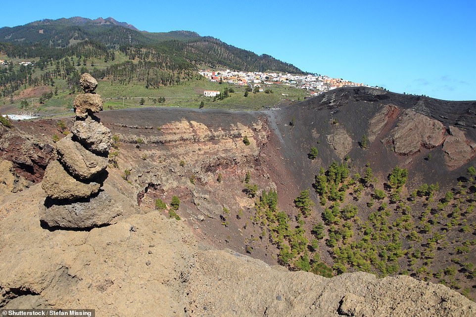 Elle s'est arrêtée à La Palma et a parcouru les sources chaudes de Fuencaliente jusqu'aux volcans de San Antonio (ci-dessus)