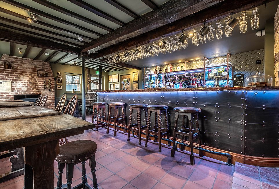 Rustique: Le charme du 17ème siècle de l'auberge est préservé avec des poutres et des meubles en bois. Sur la photo, le bar