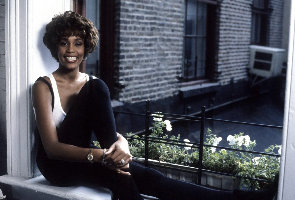 Whitney Houston près d'une fenêtre