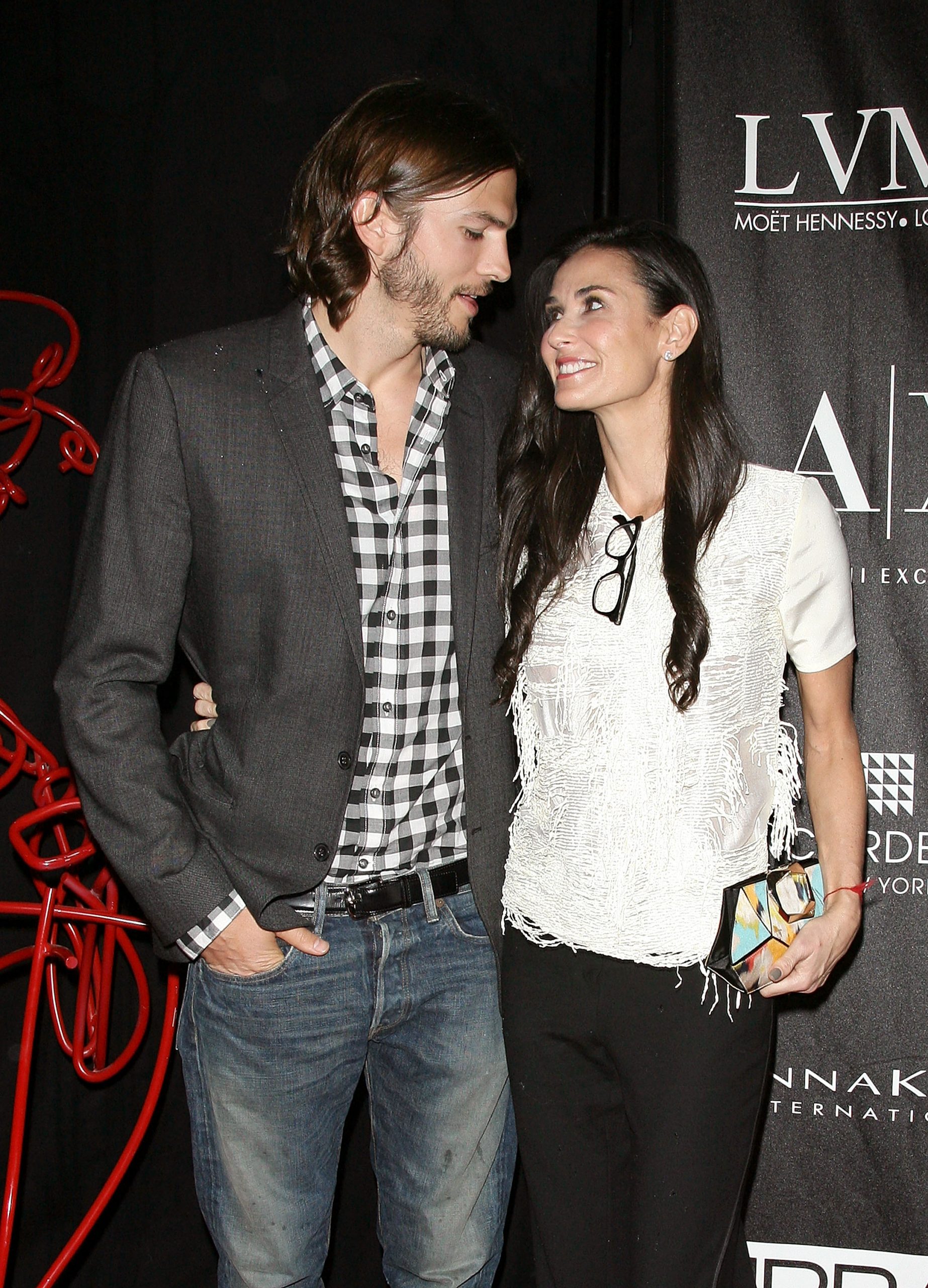 Les acteurs Ashton Kutcher et Demi Moore assistent aux Urban Zen Stephan Weiss Apple Awards à Urban Zen le 9 juin 2011 à New York.