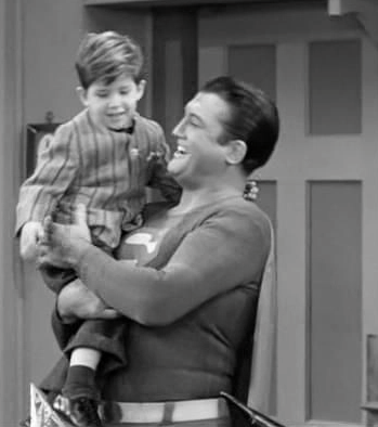 George Reeves, à droite, porte Keith Thibodeaux sur le tournage de 'I Love Lucy'