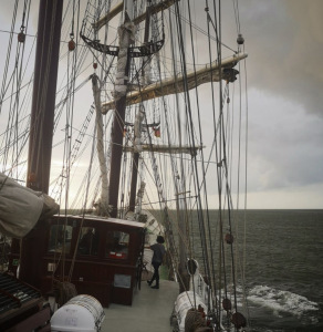 Un bateau sur la mer