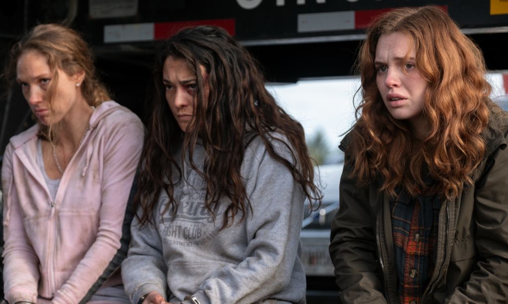 Natalie Martinez et Odessa Young dans le stand