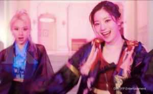 Kostum member Twice dituduh plagiat Jisoo BLACKPINK, JYP Entertainment minta maaf