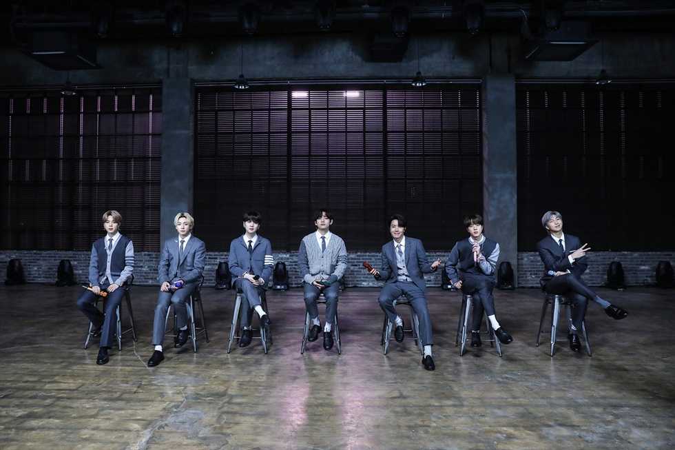 BTS est à nouveau en tête du palmarès des artistes 100 de Billboard et établit un record en tant qu'acte de groupe