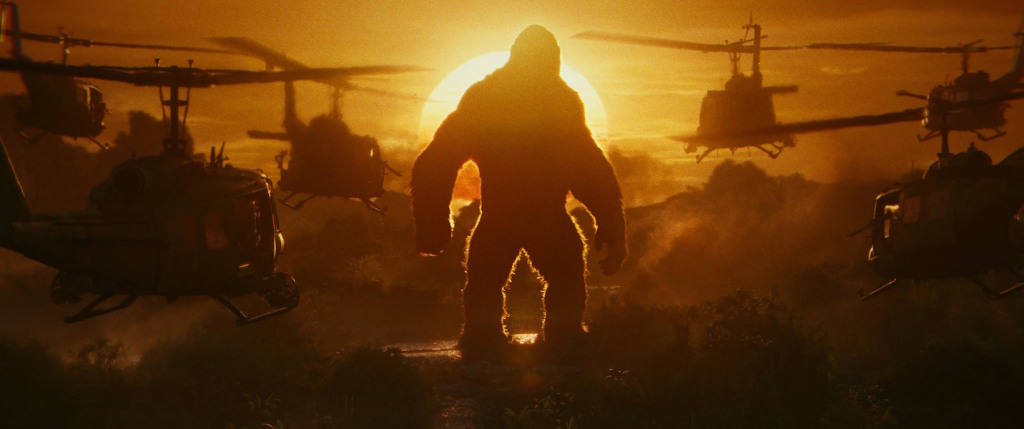 Kong debout devant des hélicoptères à Kong Skull Island