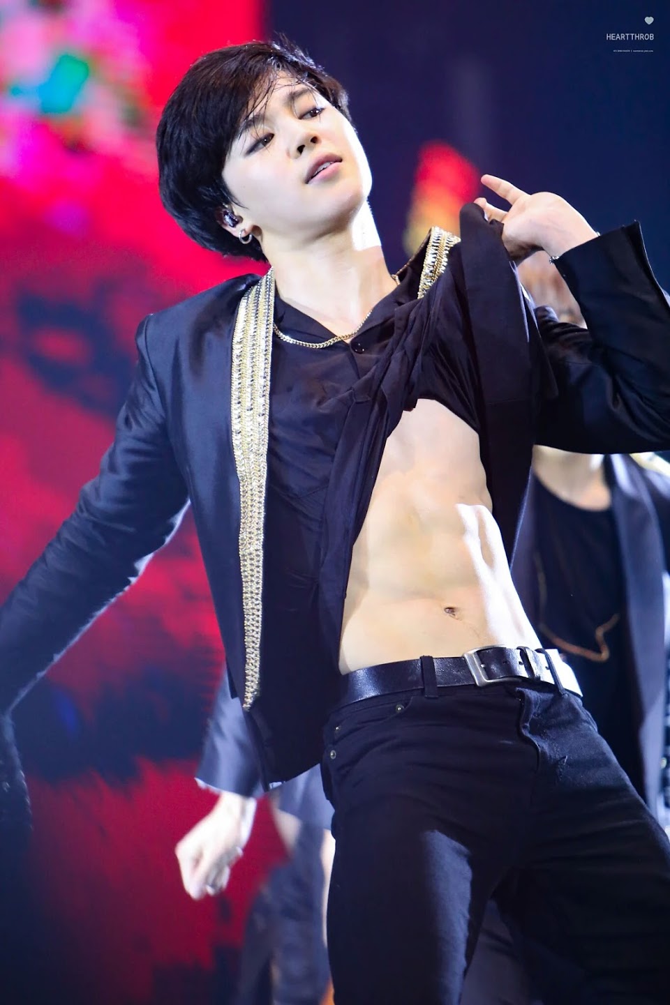 22 moments à couper le souffle où les membres du BTS ont révélé leurs abdos durs comme le roc
