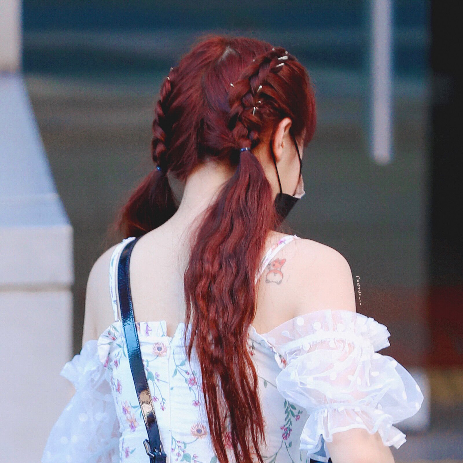 10+ idoles KPop féminines qui n'ont pas peur de montrer leurs tatouages