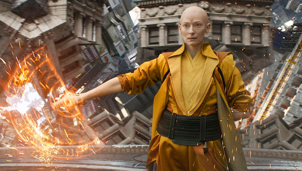 Tilda Swinton comme l'Ancien dans Doctor Strange.