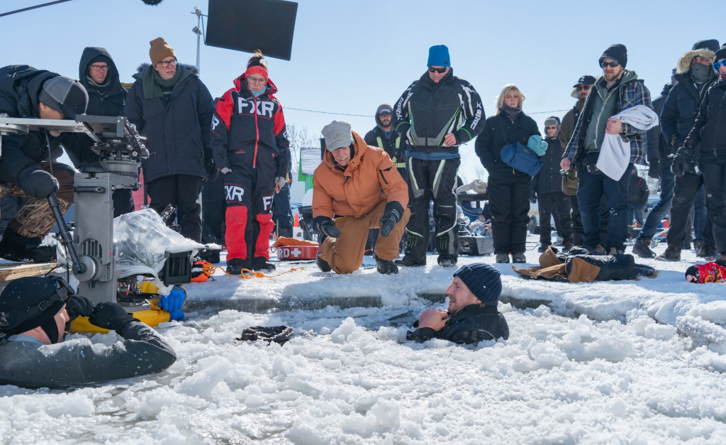 Liam Neeson dans le verre dans The Ice Road