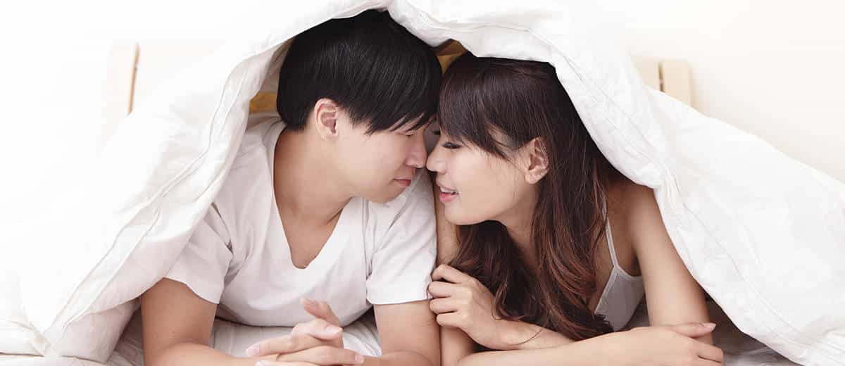 Un Couple Japonais Au Lit