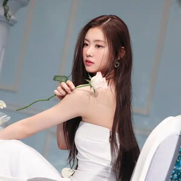 Kim Garam avec une fleur